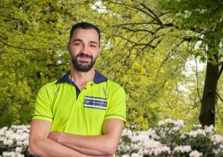 Collega Moaz van stedelijk groen poseert in een park