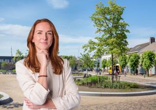 Collega Ilona poseert voor een plein